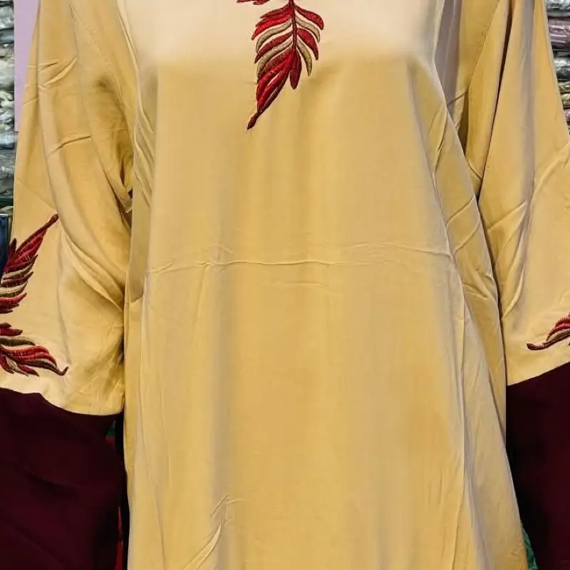 عباءة نسائية مطرزة