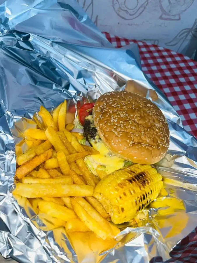 62. سندوتش برجر لحم بلدي وبطاطس وذرة