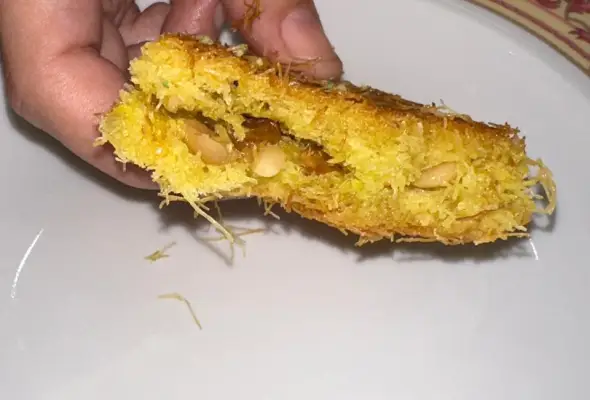 15. قرص كنافة بالمكسرات والسمن والشربات والفسدق